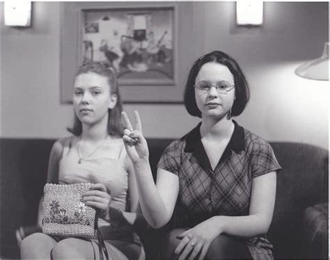 Scarlett Johansson and Thora Birch on the set of Ghost World。